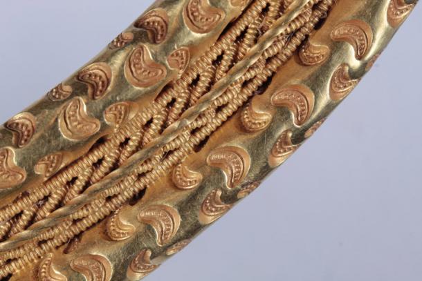 Detail of the crescent shaped embossing and plaited gold wire frieze. (Sydvestjyske Museum)