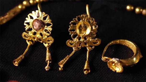 Detail of the forgotten jewelry rediscovered in Jerusalem. (Emil Aladjem / Israel Antiquities Authority)