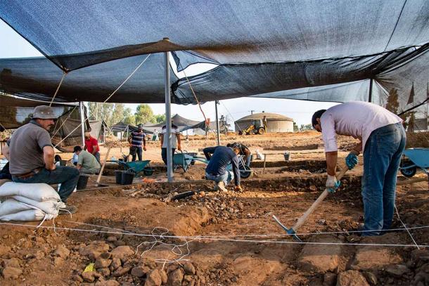 Digging continues at the Byzantine-era farmstead site in Ramat Hasharon, Tel Aviv, in the hope of finding more artifacts and buildings. (Yoli Schwartz / Israel Antiquities Authority)