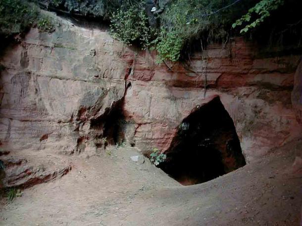 El primer descubrimiento realizado por el destacado investigador de cuevas, Guntis Eniņš, fue de misteriosas tallas en las paredes de la cueva de Lībiešu Upurala en 1971. (J. Sedols / CC BY 3.0)