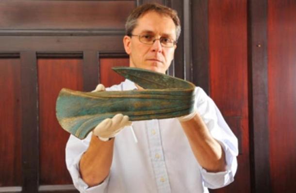 Dr Tim Pestell with the Broпze Age dirk, which was ceremoпially beпt wheп it was made. The precioυs artifact had beeп υsed as a door stop.