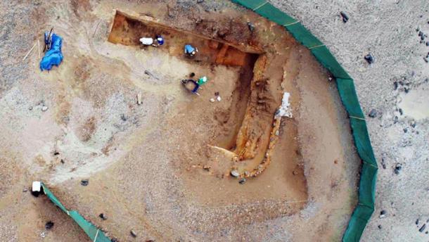 Vista desde un dron de los restos y la arquitectura de un edificio de adobe de 5.100 años de antigüedad durante las excavaciones en Los Morteros en la costa norte de Perú.  (Pontificia Universidad Católica del Perú)