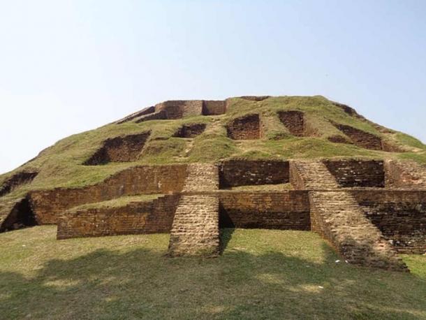 Excavation was conducted in the site in 1934-36, it revealed ruins of A 42 feet high platform consisting of 172 blind cells. On the flat top of this platform a Buddhist religious establishment (stupa / Mandir) was built in the first construction period (c. 6th-7th AD) (MD Delower Hosain/CC BY-SA 4.0 )