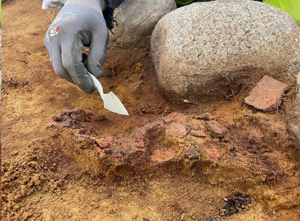 Excavation of pottery at the site. (Guro Fossum/Museum of Cultural History, University of Oslo)