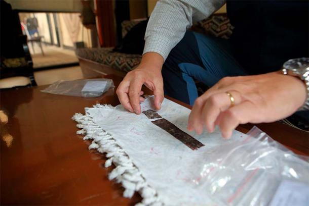 Excavation Director Dr. Andreas Schachner examines the artifact, particularly the teeth of the saw, concluding that it closely resembles tools utilized in modern or recent times. (Anadolu Agency)   Principio del formulario