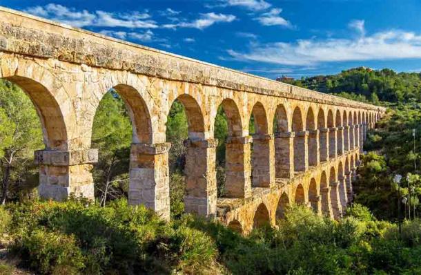 El Acueducto de Les Ferreres, también conocido como Pont del Diable en Tarragona, España ciertamente fue construido con piedra caliza de la cantera romana de El Medol.  (Leonid Andronov / Adobe Stock)