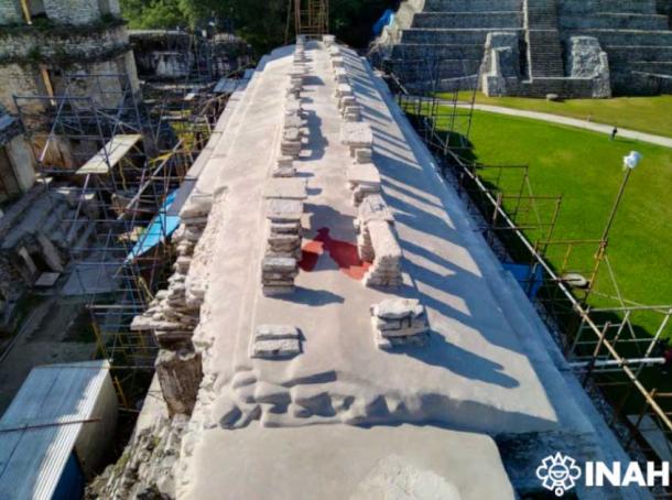 Final view of the finished restoration works on the roof of House D, with the area of red paint over painted. (Jorge Coraza/INAH)