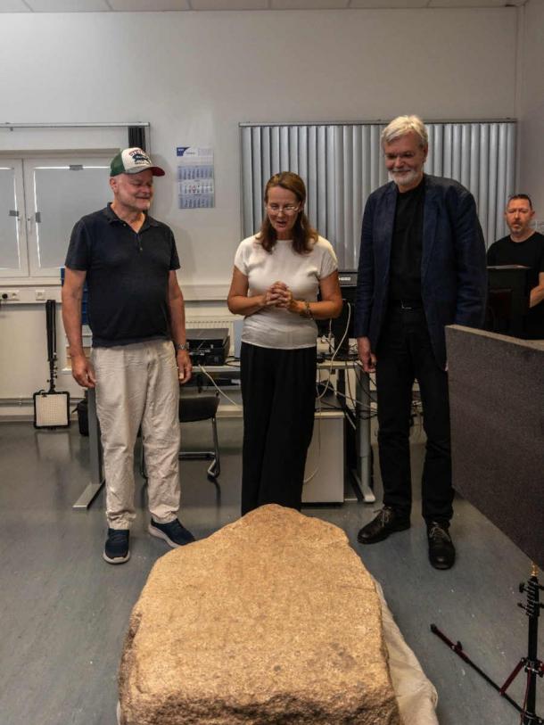 Finder Peter Wittenberg, Culture Minister Bettina Martin and state archaeologist Dr. Detlef Jantzen at the presentation of the stone. (Mecklenburg-Vorpommern Ministry of Science & Culture)