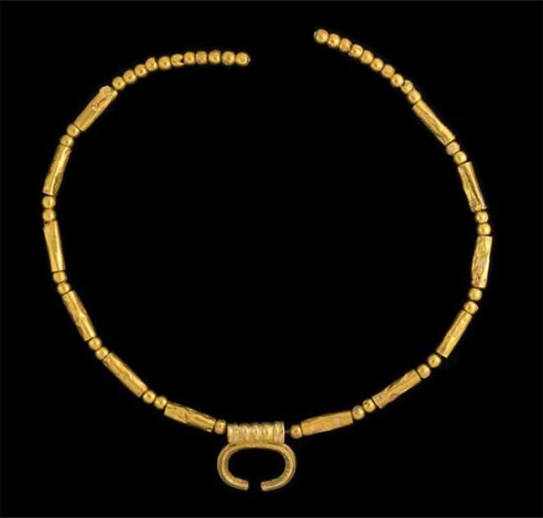 Forgotten gold jewelry which was rediscovered in IAA storage. (Emil Aladjem / Israel Antiquities Authority)