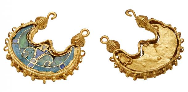 Front and back of the rare gold earring discovered in West Jutland, Denmark. (Nationalmuseet)