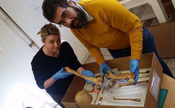 Genevieve Cain, Pedro Andrade and the Neolithic fisherman unearthed in Chile. (University of Southampton)