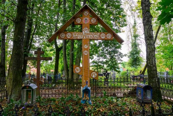 Golubets cross in an Old Believer cemetery in Kem, now Karalia. Dmitry Shchukin / Adobe Stock.