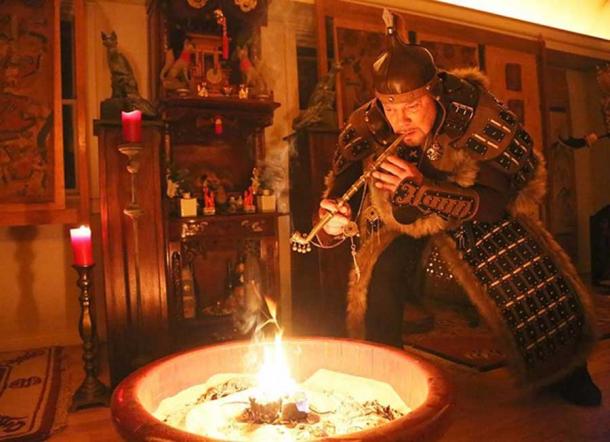 Grandmaster Anatole utför en shamanceremoni framför Fox Altar.