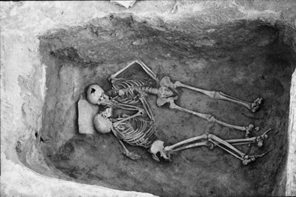 Hansanlu Lovers skeletons in their sparse grave 