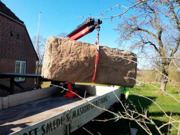 Here the runestone is lifted onto a truck heading for the Museum Østjylland. (Lene Brandt/DR)