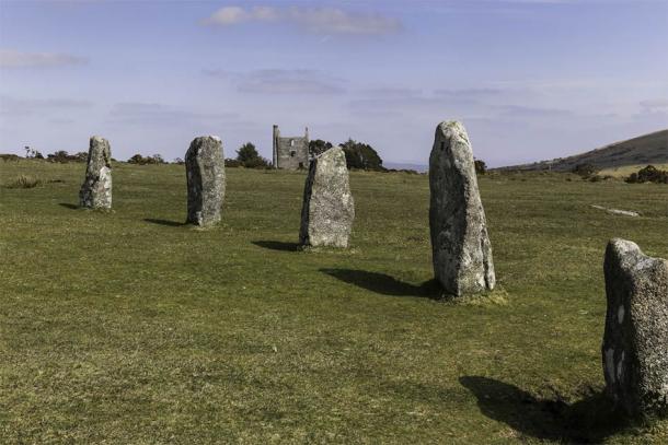 Cercul de piatră Hurlers cu mină de staniu abandonată în fundal lângă Minions din Cornwall pe Bodmin Moor (Rachel / Adobe Stock)