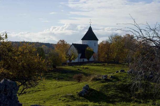 Câmp de înmormântare viking cu biserică din anii 1200 în Adelsö pe lacul Mälaren, Suedia.  (Hans Baath / Adobe Stock)