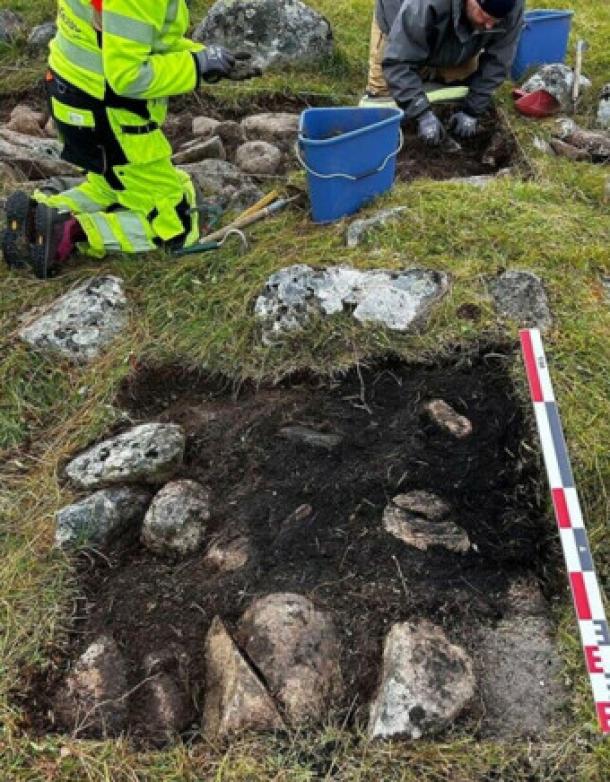 n the main room, the archaeologists found a large hearth that took up much of the space in the shack. Here, people sat, ate, and enjoyed themselves, throwing their food scraps directly into the fire – where they remained for a thousand years.