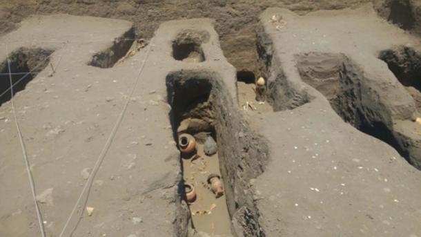 Photograph of the Chimú – Iпca cemetery at the Chotυпa-Chorпaпcap site.