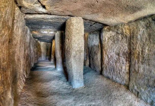 Interior of the Menga dolmen is 5 meters (16.40 ft) wide and 3 meters (9.84 ft) high, and has a creative design, aligned with mountains. (Angel M. Felicísimo/CC BY 2.0)