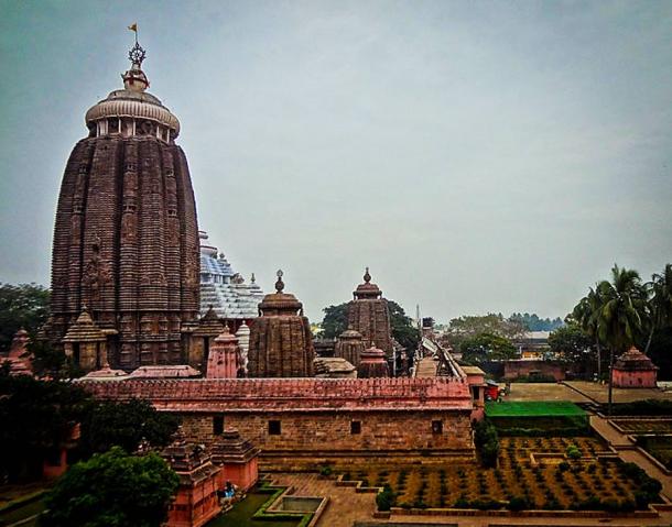 The backside of the Jagannath temple with the 'Koili Baikuntha' garden in the foreground.