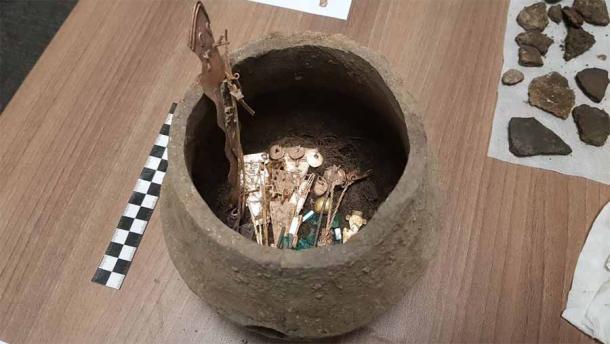 One of the Muisca ceramic jars found outside Bogotá, Columbia, which contained a large number of rare, uncut Colombian emeralds. (Francisco Correa / Live Science)