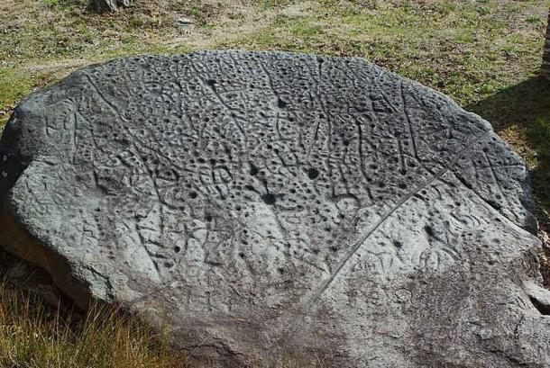 La Roca Judaculla.  Tenga en cuenta las marcas de taza, la "línea límite" en la parte inferior derecha y las dos huellas de garras en la parte superior izquierda (QueenOfFrogs / CC BY-SA 4.0)