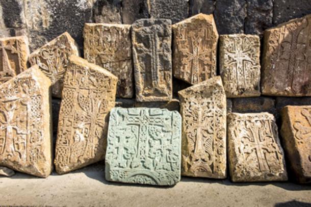 Khachkars tiene una gran cruz central que está rodeada de pequeños diseños paganos.  (rparys / Adobe Stock)