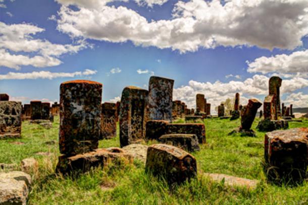 Khachkars en el cementerio de Noratus, Armenia.  (homocosmicos / Adobe Stock)