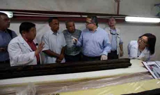 Khaled El-Enany, Sakuji Yoshimora y Eissa Zidan inspeccionando el rayo en el laboratorio. 