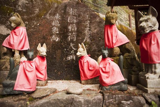 Les gardiens de kitsune dans un sanctuaire shinto. (searagen / Adobe)