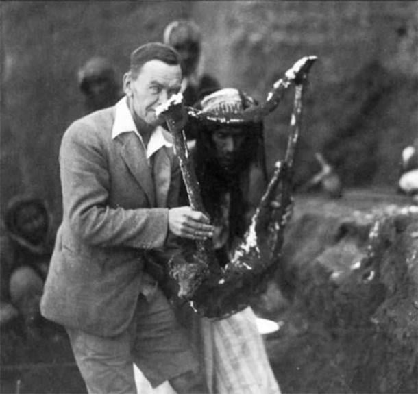 Leonard Woolley holding the hardened plaster mold of the Sumerian Queen's Lyre, 1922. (Public Domain)