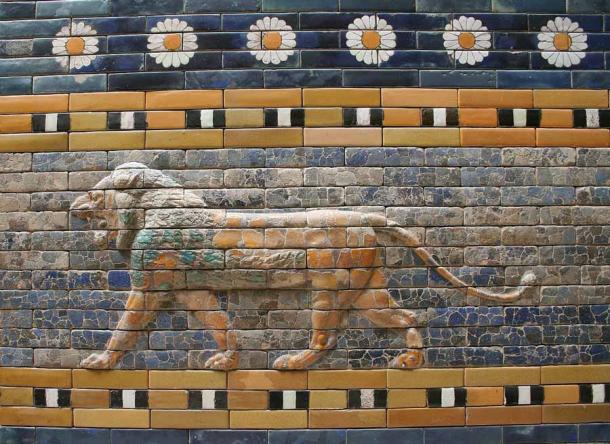 Los leones vivían en la mayoría de las antiguas civilizaciones del Cercano Oriente y eran venerados como antes por la famosa Puerta de Ishtar de los asirios, donde Ishtar es otro nombre de la legendaria diosa Inanna.  La Leona de Guennol estuvo presente en Elam en forma real y también por sus atributos que se usaron para la forma del zodíaco del león Leo antiguo.  (Einsamer Schütze / CC BY-SA 3.0)