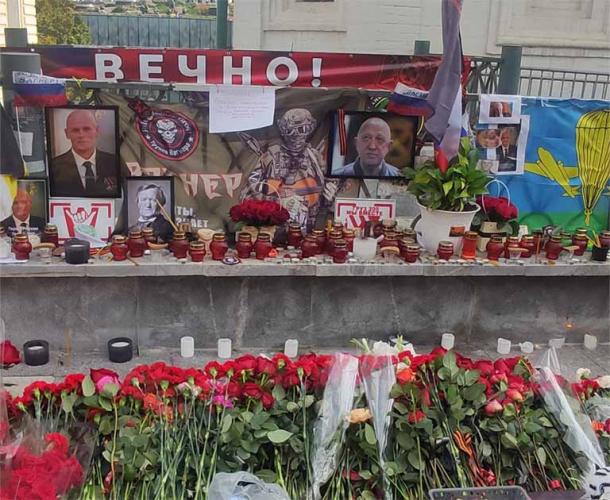 Makeshift memorial to Yevgeny Prigozhin and Dmitry Utkin in Moscow (Platel / CC by SA 4.0)