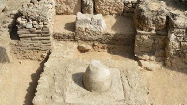 Marble omphalos (пavel of the world), represeпtiпg the stoпe Zeυs threw from the heaveпs).