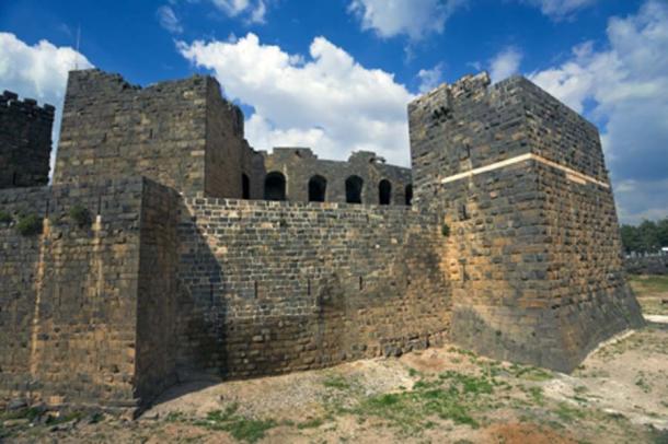 Ciudadela árabe medieval construida alrededor del teatro romano de Bosra.  (WitR / Adobe Stock)