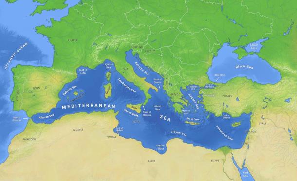 Mapa del mar Mediterráneo con subdivisiones, estrechos, islas y países