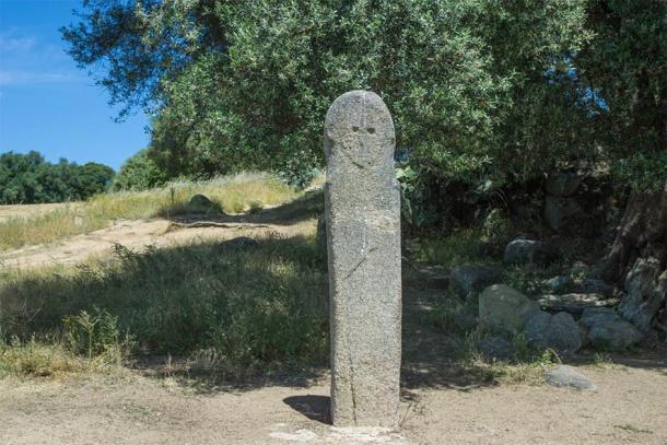 Menhir con rostro en Filitosa en la isla de Córcega (Eberhard / Adobe Stock)