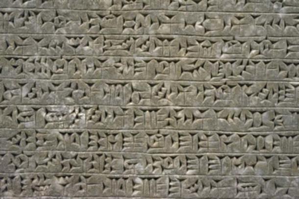 Relieve mesopotámico 865-860 a.C., mostrando escritura cuneiforme.  (bennnn / Adobe Stock)