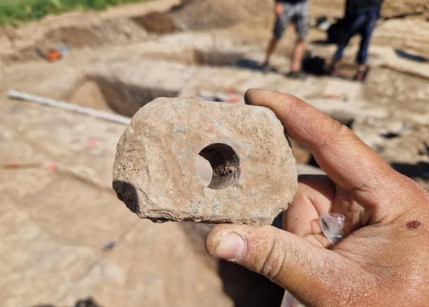 Milling stone found at the site. (Archeologický ústav AV ČR)