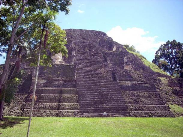 Mundo Perdido: La Pirámide del Mundo Perdido en Tikal, Guatemala.