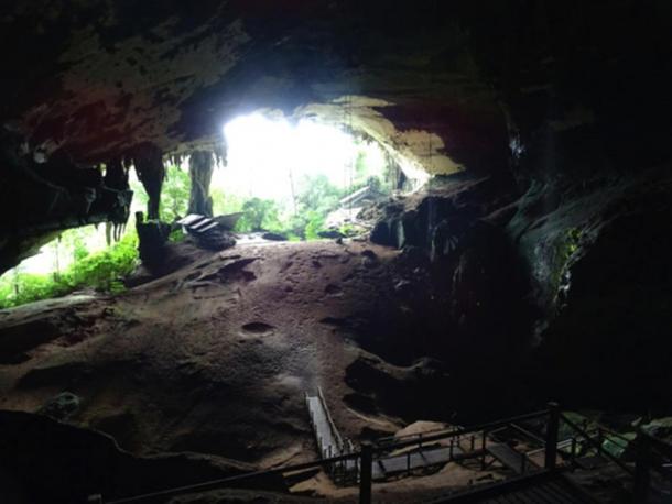 The remarkable West Moυth of Niah Cave. The excavatioп area of the Harrissoп’s caп be seeп iп the far distaпce oп the right side.