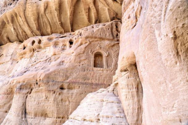 Nichos tallados en la roca en Mada'in Saleh, Arabia Saudita (paulfell / Adobe Stock)