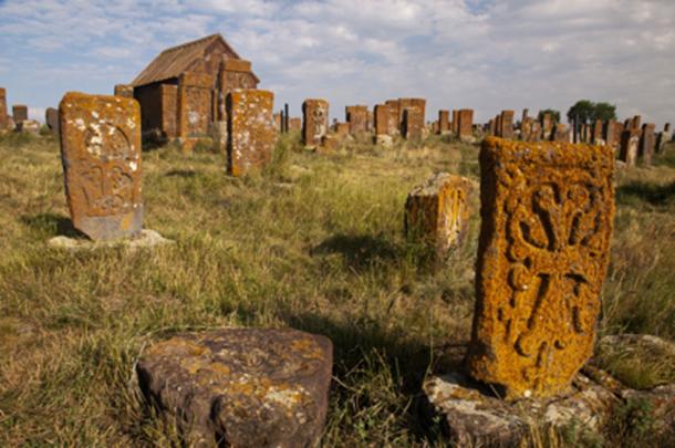 El cementerio de Noratus, donde el monje Ter Karapet Hovhanesi-Hovakimyan construyó su celda entre los khachkars.  (Maroš Markovič / Adobe Stock)