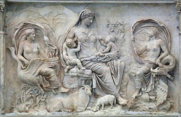 Sur le côté est de l'Ara Pacis se trouve un relief de Tellus Mater, la déesse romaine de la terre. (Chris Nas/CC BY SA 4.0) Tellus est la version romaine de Gaea.