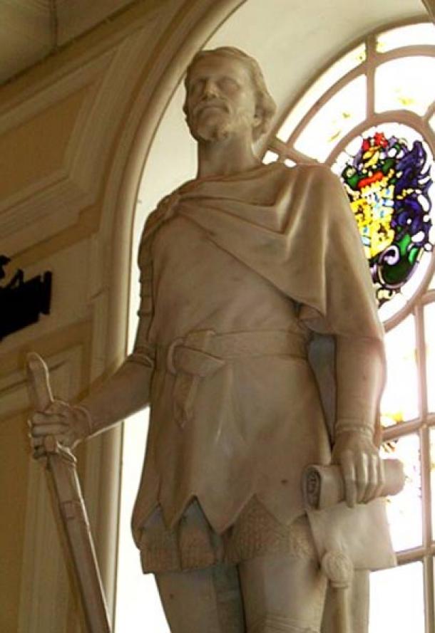 Owain Glyndŵr marble statue in Cardiff city hall. (Public Domain)