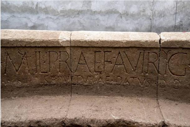 Part of the inscription that runs around the wall of the tomb. (PompeiiSites)