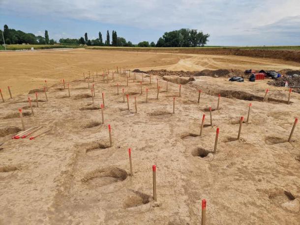 Post hole sites marked out. (Archeologický ústav AV ČR)