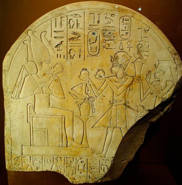 Posthume Stele von Amenhotep I. und Ahmose-Nofretär bei der Opferung an Osiris. Kalkstein. Neues Reich, XVIII. Dynastie, Regierungszeit von Amenhotep III, ca. 1390-1352 v. Chr. Wahrscheinlich aus Theben