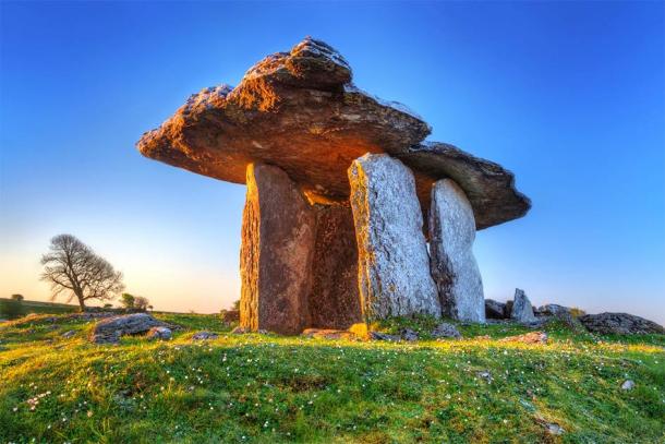 Mormântul portalului Poulnabrone din Burren la răsăritul soarelui, Irlanda (Patryk Kosmider / Adobe Stock)